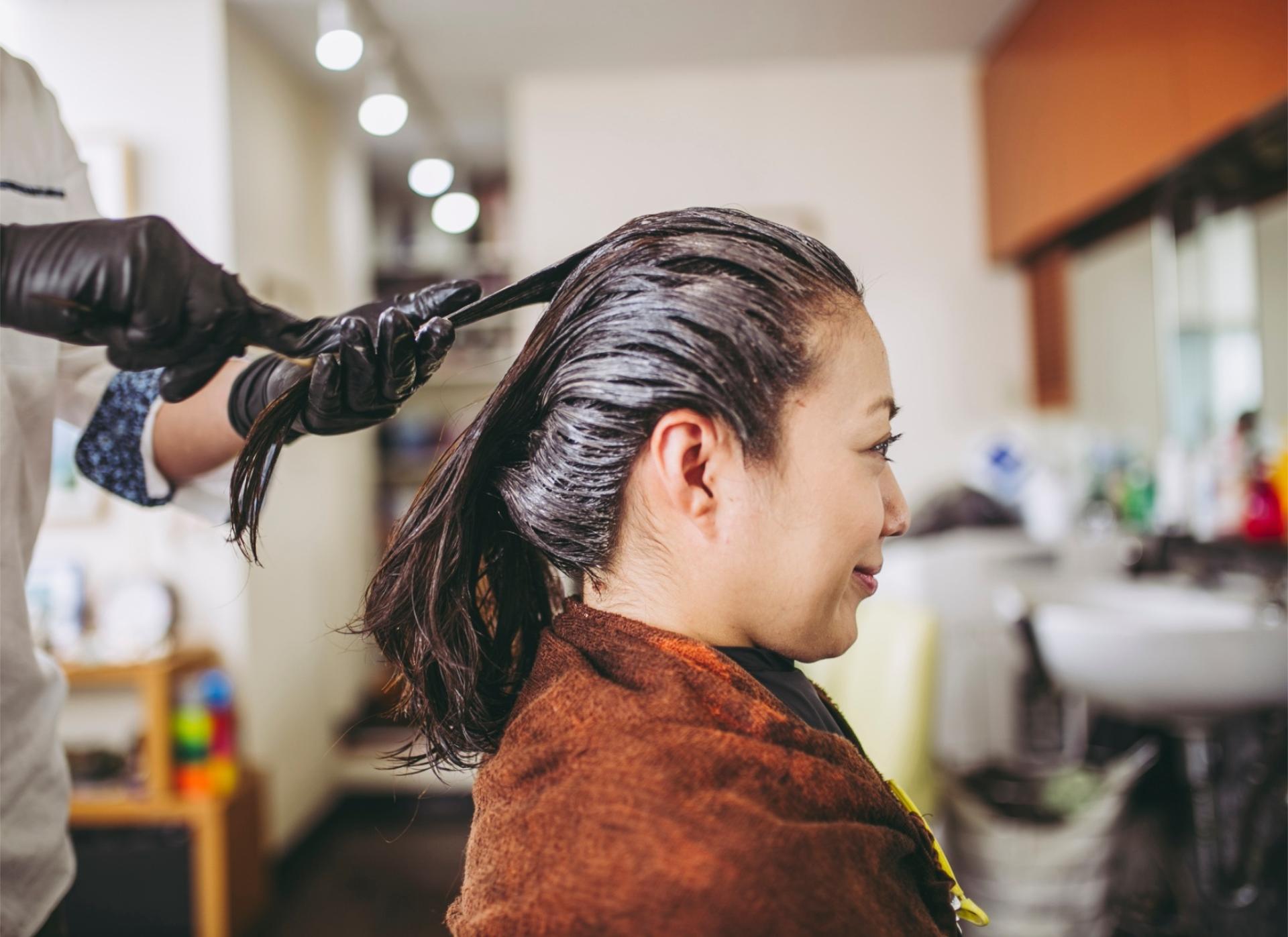 白髪染めで若々しい印象 | 大阪府長居周辺の美容室ならHairSalonCalme